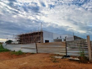 Obras do Centro de Parto Normal de Guajará-Mirim avançam e chegam a 50% de execução