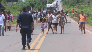 Protesto indígena fecha BR-364 em Cacoal e causa congestionamento nos dois sentidos