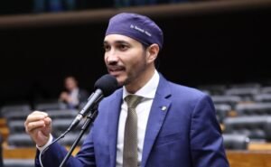 Dr. Fernando Máximo assina pedido de impeachment de Alexandre de Moraes após relatório da PF